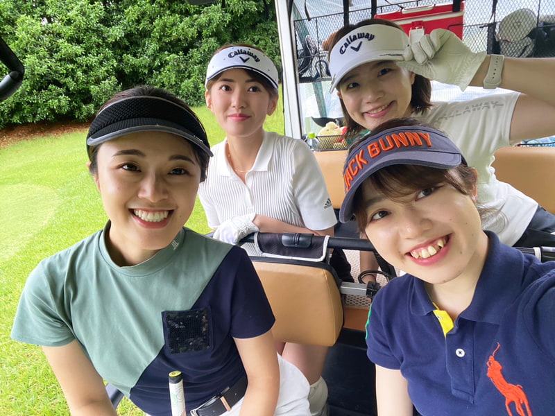 ゴルフを楽しむ女性4人