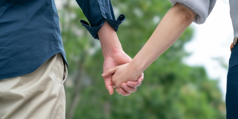 手をつなぐ男女の写真