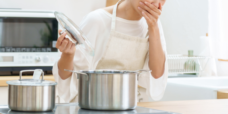 料理に失敗した女性