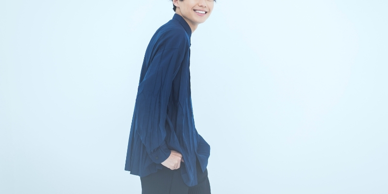 笑顔の若い男性の写真