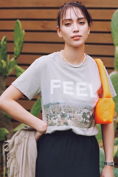 フォトTシャツ×タイトスカート