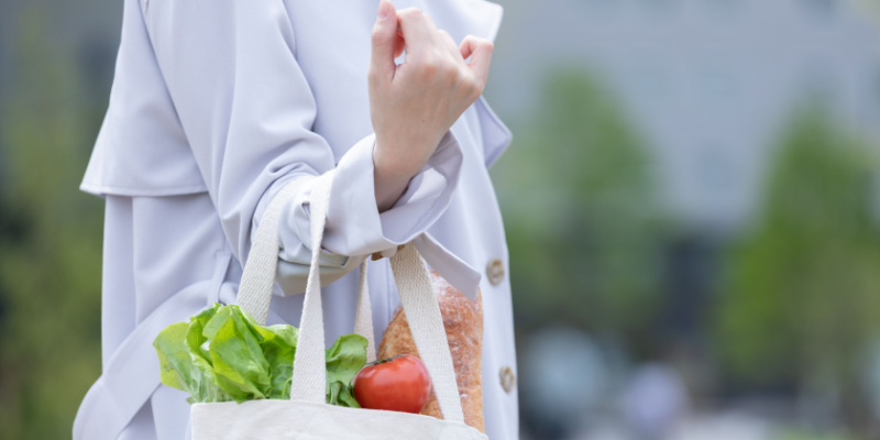 エコバックに食品を入れて持つ