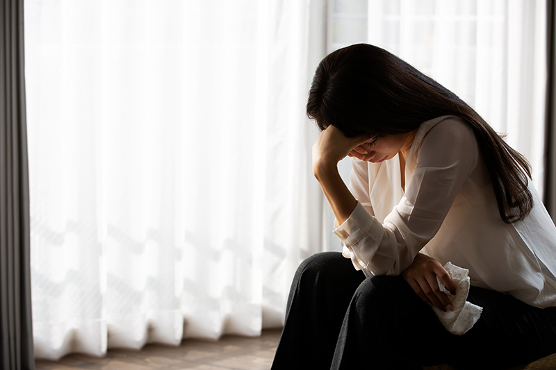 落ち込む女性