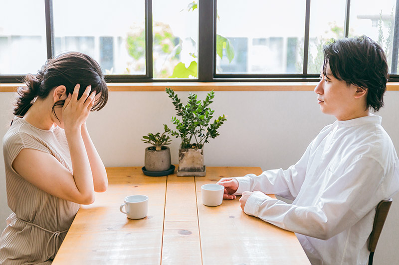 別れ話をする男女