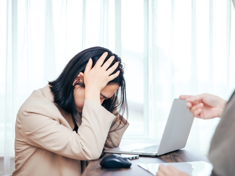 頭を抱える女性