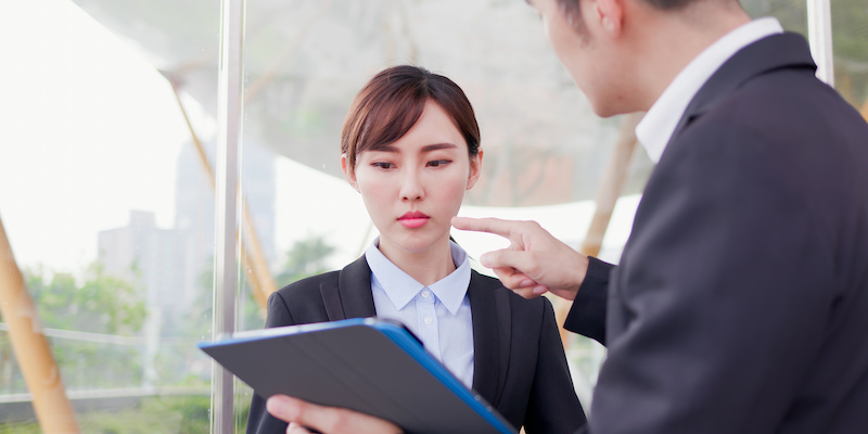 男性に怒られる女性