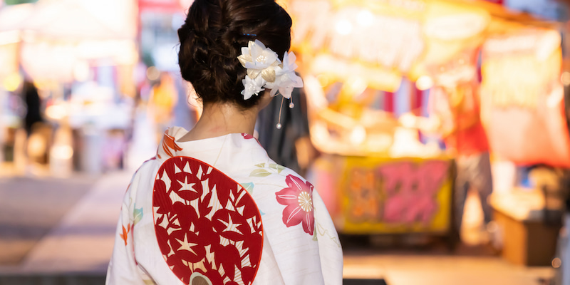 お祭りに参加してる女性の浴衣姿