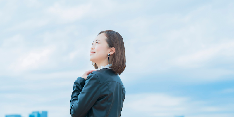 青空を見上げる女性