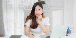 もう迷わない!「思う」と「想う」どちらを使う? ビジネス・私信での使い方を紹介 | Oggi.jp