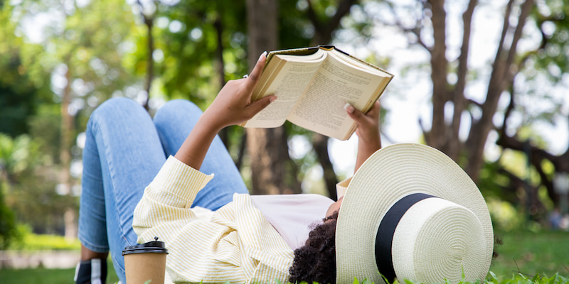 公園で寝ころびながら本を読む