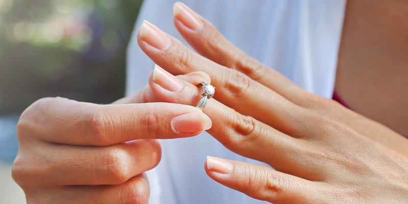結婚指輪を外す女性