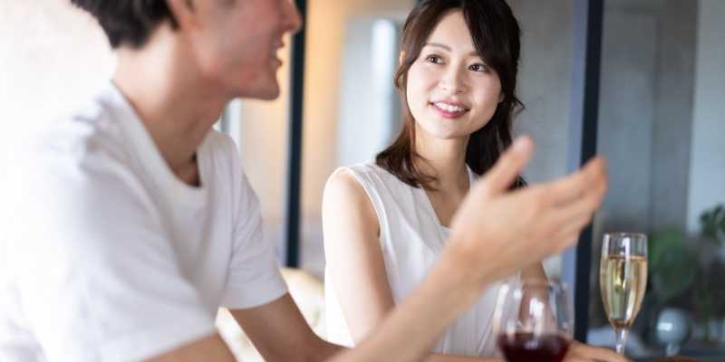 バーで話す男女の写真