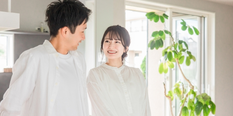 微笑み合う夫婦の写真