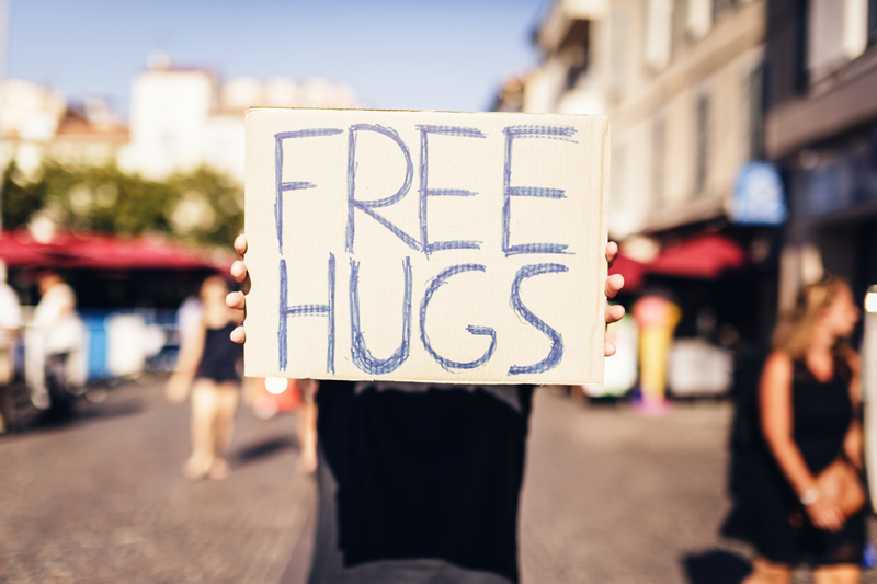 FREE HUGの掲示を持つ人