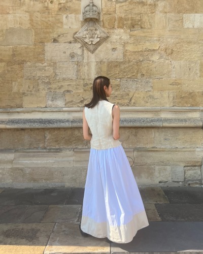 白のフレアスカートを着る女性