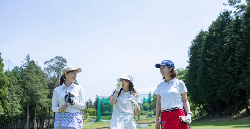 ゴルフ場で話す女性3人