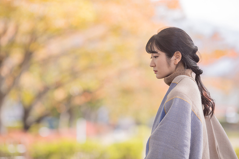 公園で寂しそうにしている女性