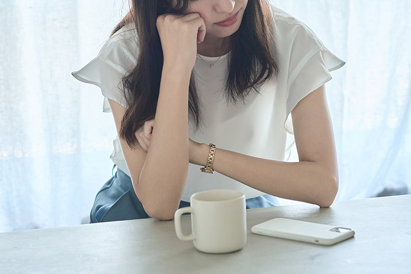 落ち込む女性