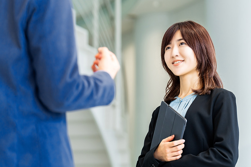 立ち話をする男女