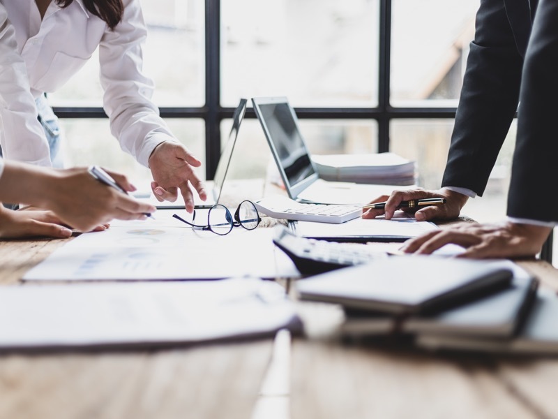 会話するビジネスパーソン