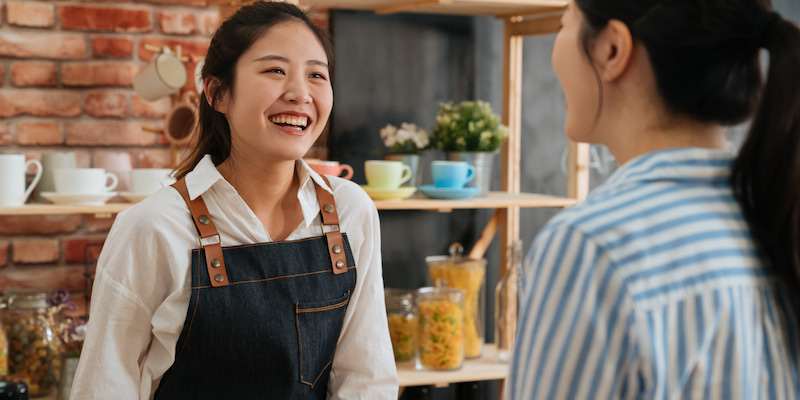 接客をする女性