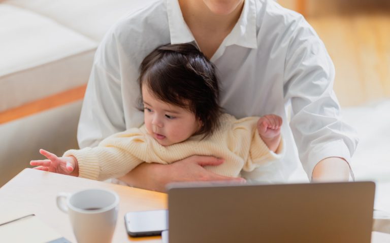 共働き夫婦が子育てするのは難しい? 共働きママの悩みや後悔したこと | Oggi.jp