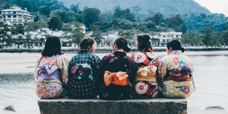 並んで座る浴衣姿の女性たち