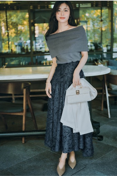 オフショルニット×ロングフレアスカート
