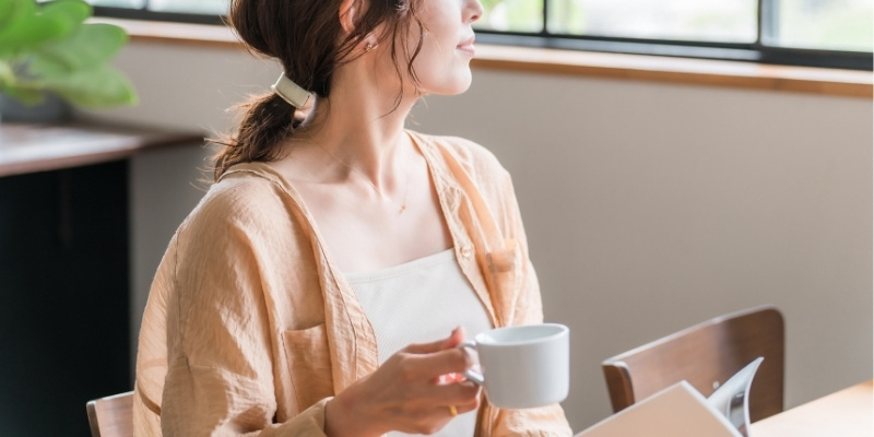 カフェで本を読む女性の写真