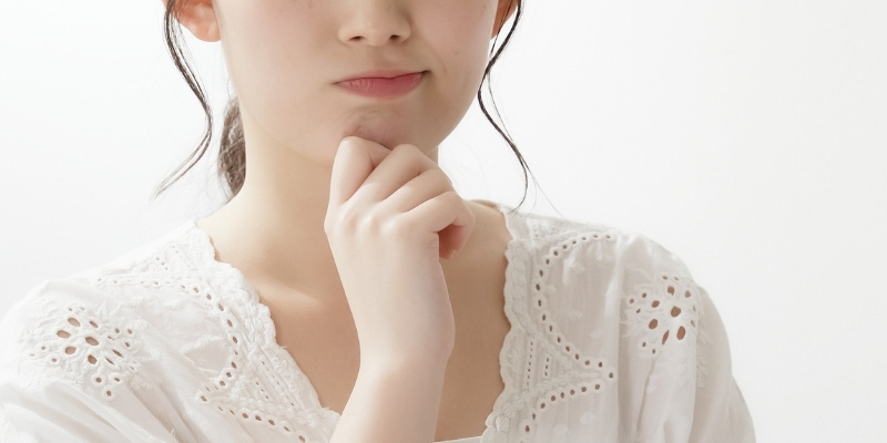 怒りながら考える女性の写真