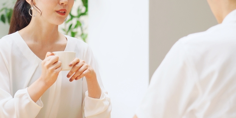 険悪な雰囲気で話すカップルの写真