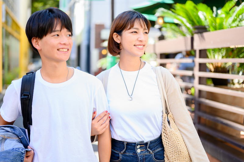【女性100人に聞いた】付き合っていない男性にボディタッチをするのはどんなとき?