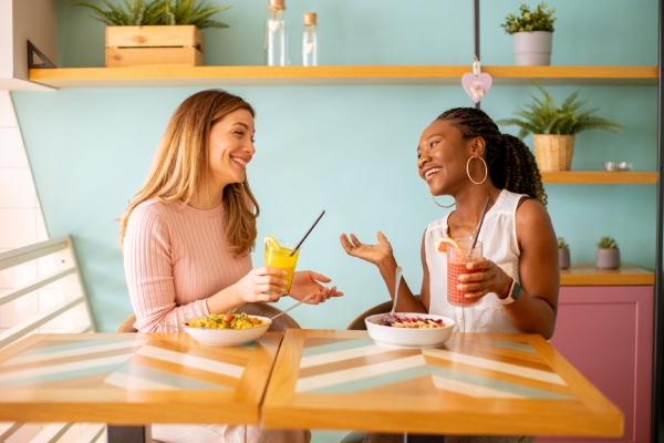 カフェで話す女性