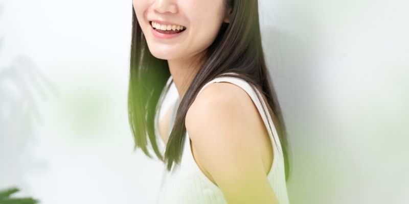 笑顔を向ける女性の写真