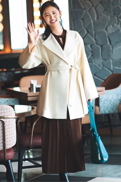 白コート×ブラウンプリーツワンピース