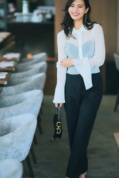 ドレープシアーニット×キャミソール×黒パンツ