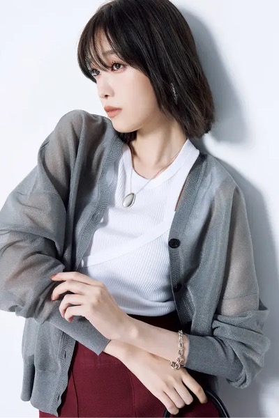 グレーシアーカーディガン×白タンクトップ×赤スカート