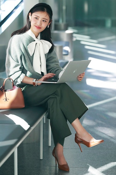 グレーカーディガン×白ボウタイブラウス×ワイドチノパン