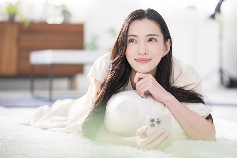 スマホを見て考える女性
