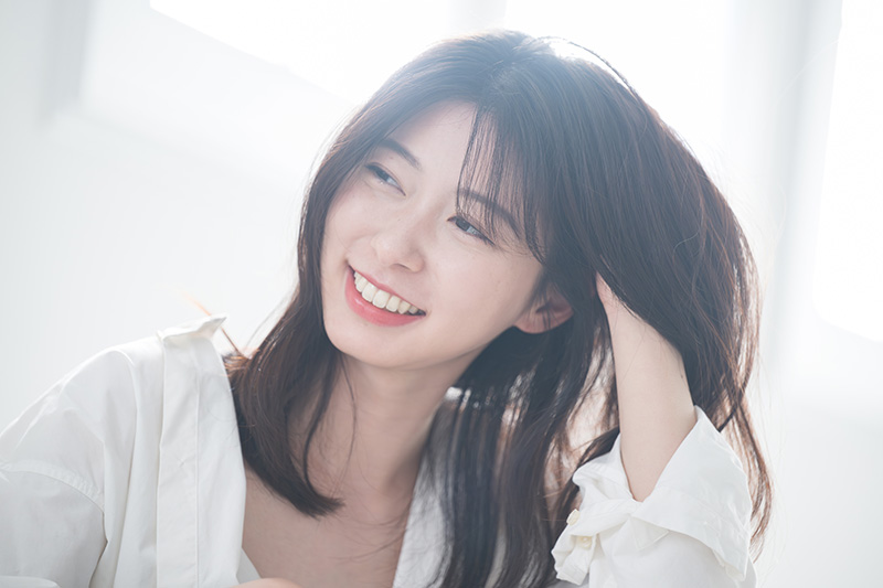 髪をかき上げる爽やかな女性