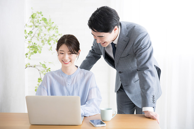 話をするビジネスパーソン