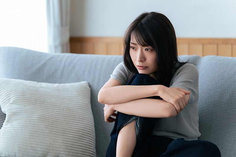 リビングのソファに座る女性