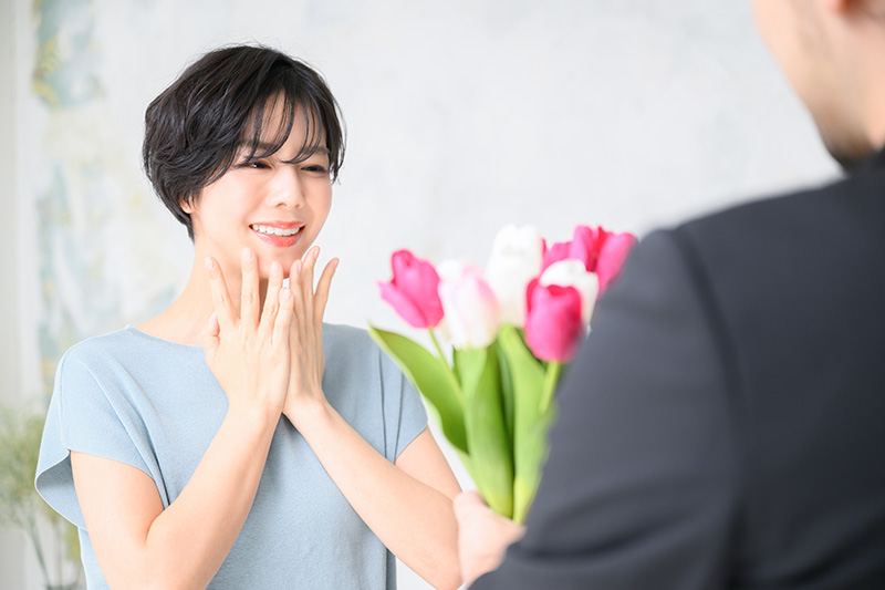 花束をもらって喜ぶ女性
