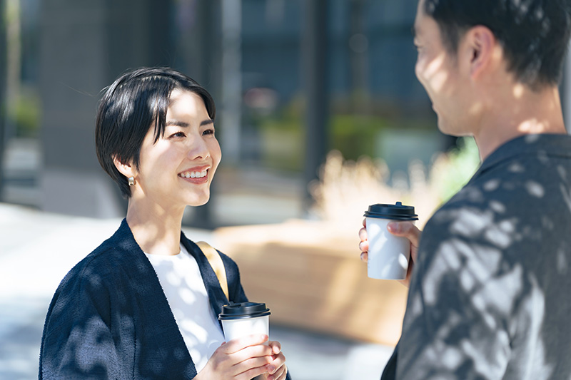 街中で会話をする男女