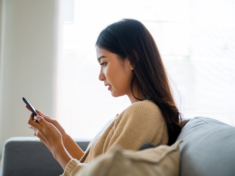 携帯見る女性