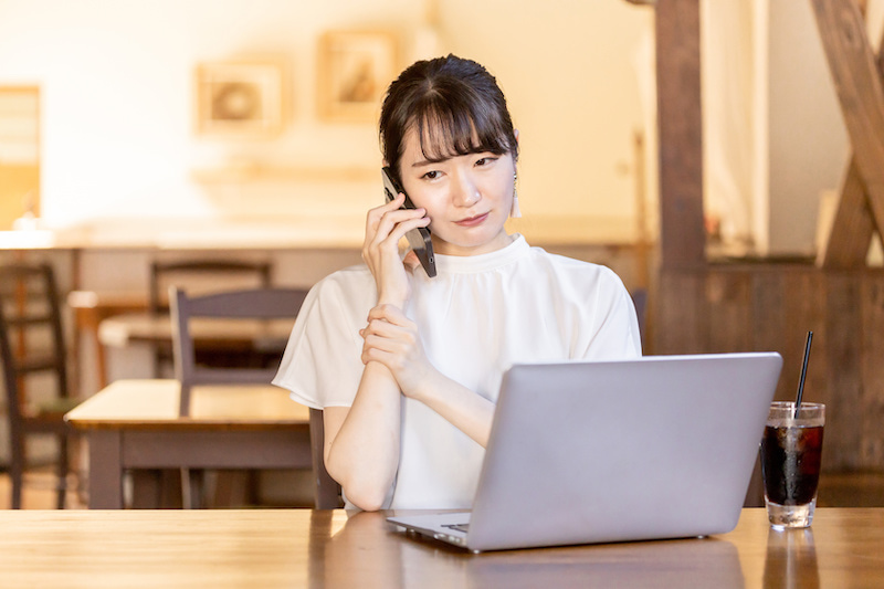 謝罪の電話をする女性