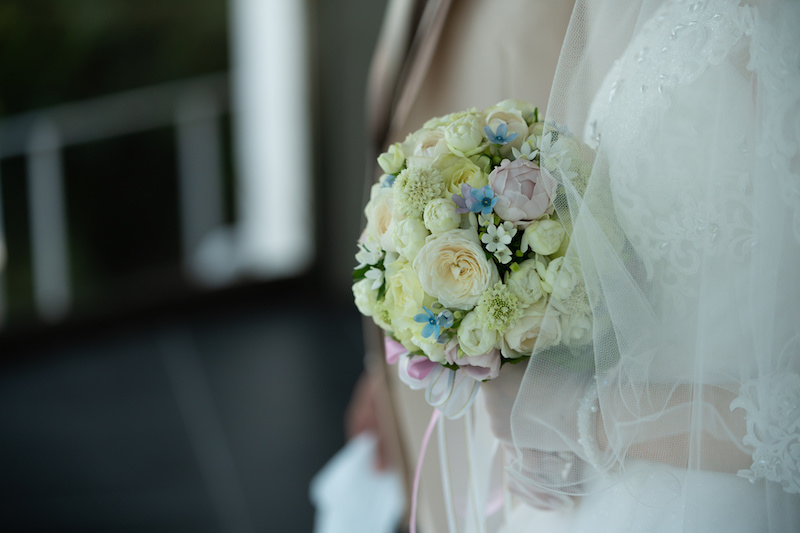 花束を持つ花嫁