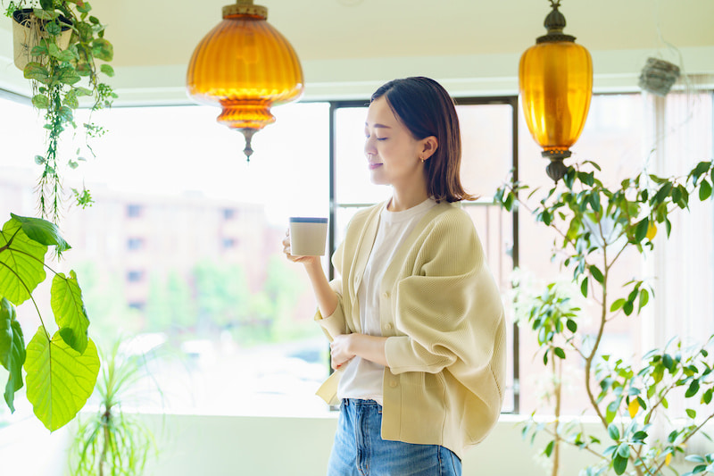 飲み物を飲む女性