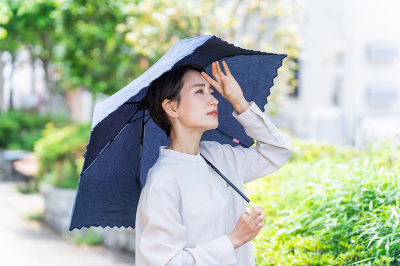 日傘をさす女性