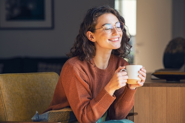 コーヒーを飲む女性